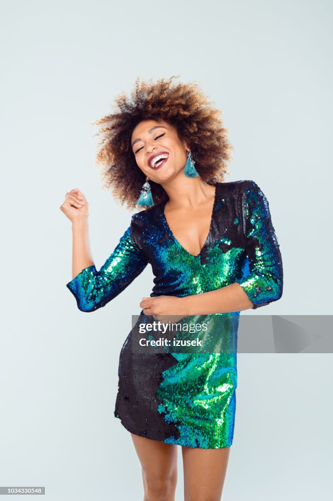 Schöne Afro amerikanische Jungen tanzen Pailletten-Kleid