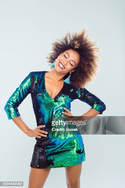 schöne afro amerikanische jungen tanzen pailletten-kleid - paillettenkleid stock-fotos und bilder