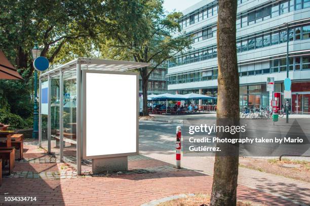 bus stop with billboard - cartaz-do-ponto-de-ônibus - fotografias e filmes do acervo
