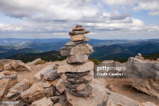 nature - randonnée - cairn - cairns stock pictures, royalty-free photos & images