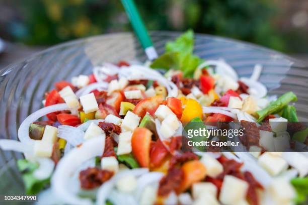 nourriture - salade d'été - été fraicheur stock pictures, royalty-free photos & images