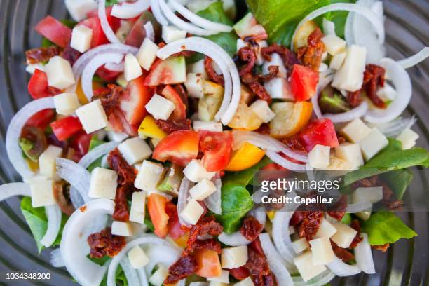 nourriture - salade d'été - été fraicheur stock pictures, royalty-free photos & images