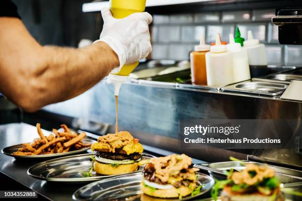 chef preparing artisan burgers - preparación de alimentos fotografías e imágenes de stock