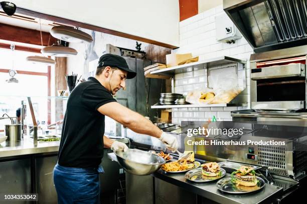 chef preparing food for customers - blue bowl stockfoto's en -beelden