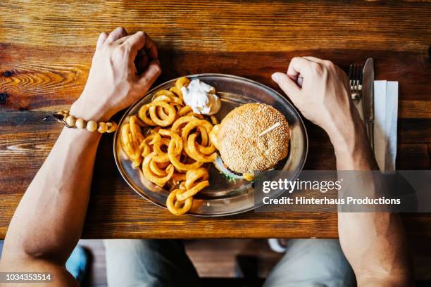 aerial shot of customers burger - teller draufsicht stock-fotos und bilder