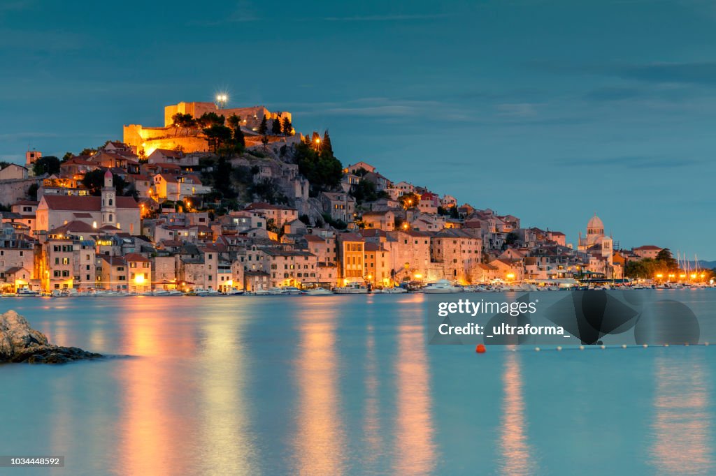 Vieja ciudad de Sibenik Croacia por la noche