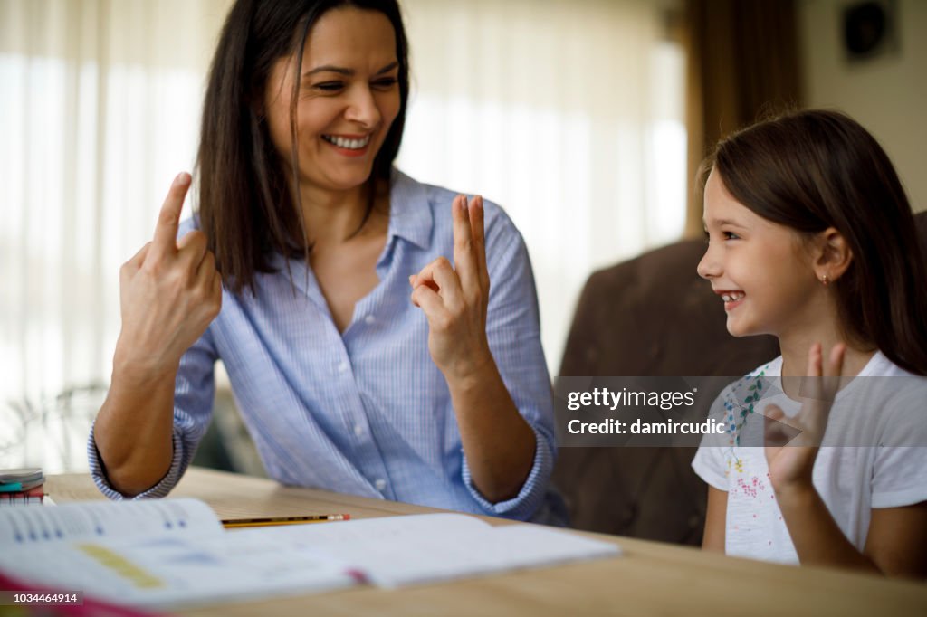 Madre che aiuta la figlia con i compiti