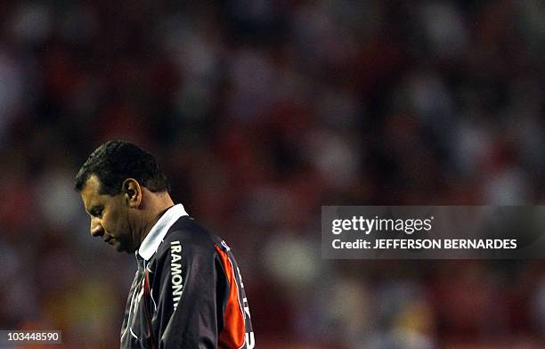 Brazilian Internacional's coach Celso Roth gestures during the Libertadores Cup final match againts Mexican Chivas at Beira Rio stadium in Porto...