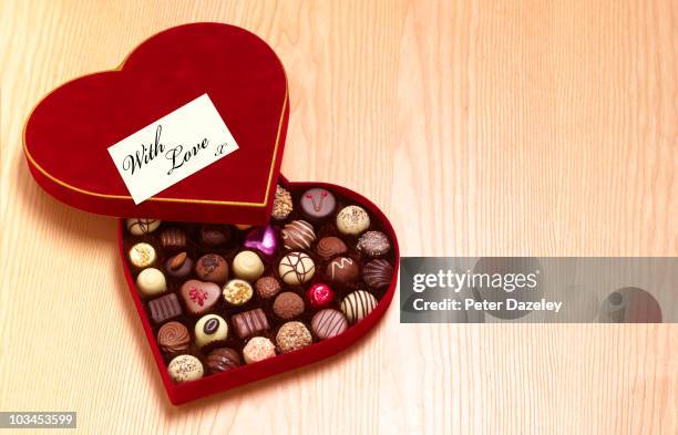 valentines day heart shaped chocolates - pralinen stock-fotos und bilder