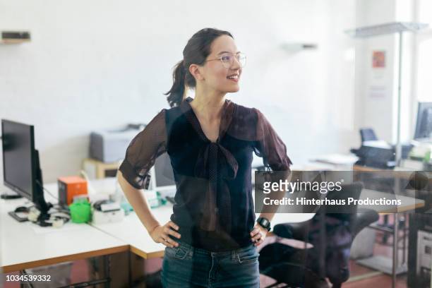 startup business office worker smiling - three quarter length fotografías e imágenes de stock