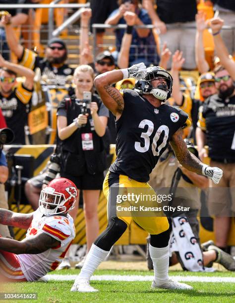 Pittsburgh Steelers running back James Conner celebrates his two-point conversion reception in front of Kansas City Chiefs linebacker Anthony...