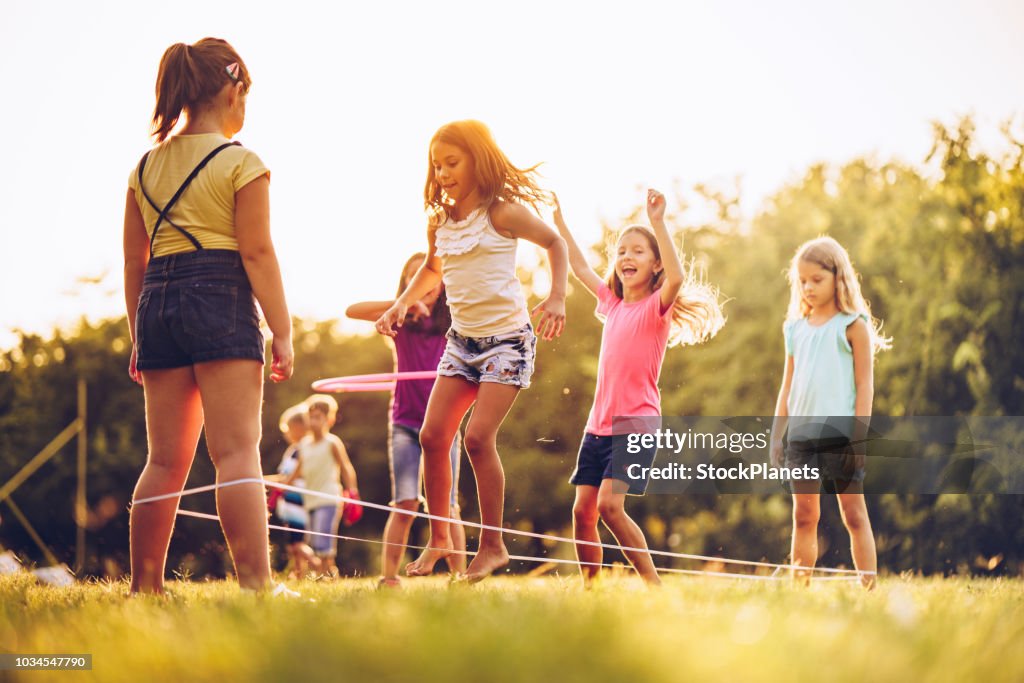 Grupo de niños jugando saltar al aire libre la banda de ruber