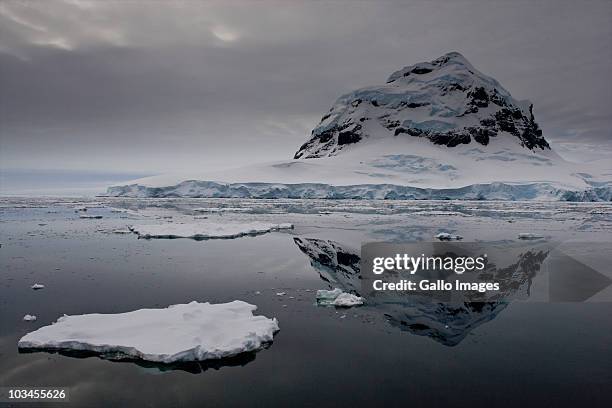 scenic view of mountain in port lockroy, antarctica - packeis stock-fotos und bilder