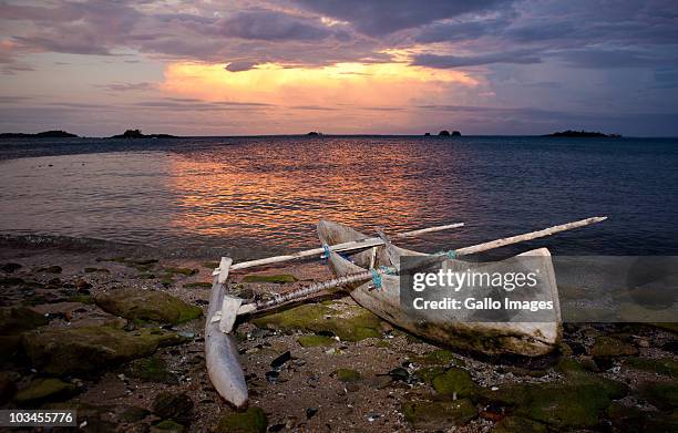 boat on beach, nosy komba, madagascar - nosy komba madagascar photos et images de collection