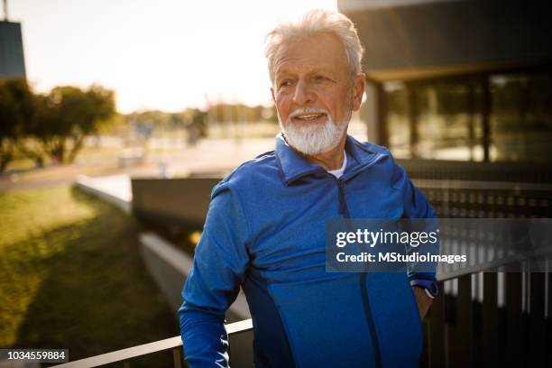 porträt eines älteren mannes. - exercise 60 stock-fotos und bilder