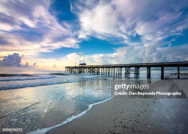 beach with pier florida usa sunrise - gulf coast stockfoto's en -beelden