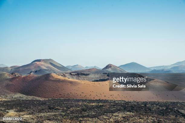 volcanic landscape - timanfaya national park stockfoto's en -beelden