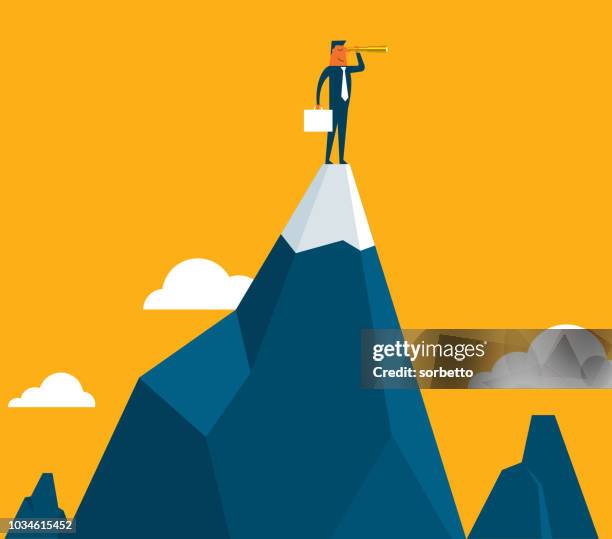 ilustraciones, imágenes clip art, dibujos animados e iconos de stock de empresario de pie en la cima de la montaña - director ejecutivo de empresa