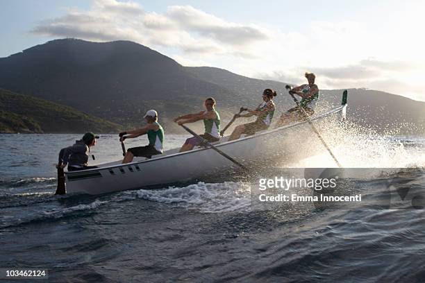 rowboat against high wave - rowing imagens e fotografias de stock