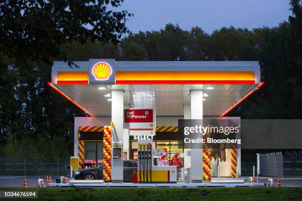 Shell Forecort Shell Forecourt Photos and Premium High Res Pictures - Getty Images