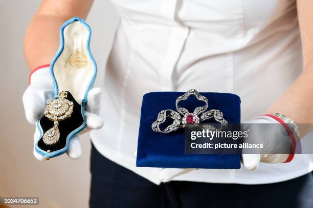 September 2018, Bavaria, München: A diamond pendulum oque brooch , once owned by Princess Maria Pia of Boubon, and a diamond loop brooch from the...
