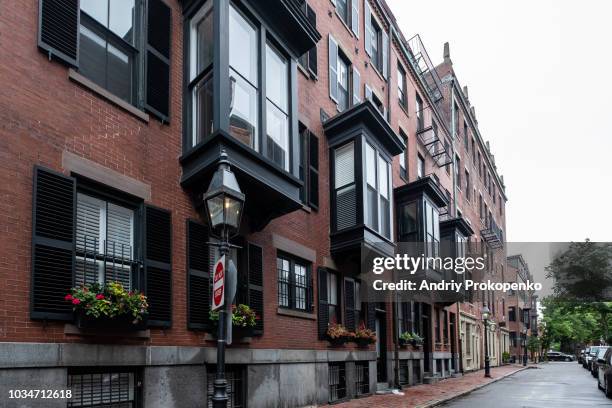 view down river street in beacon hill, boston, ma - boston beacon hill stock-fotos und bilder