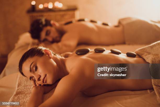 hot stone thérapie massage au spa ! - hot stone massage photos et images de collection