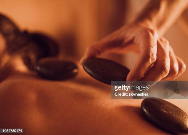 ¡masajes con piedras calientes en el spa! - terapia lastone fotografías e imágenes de stock