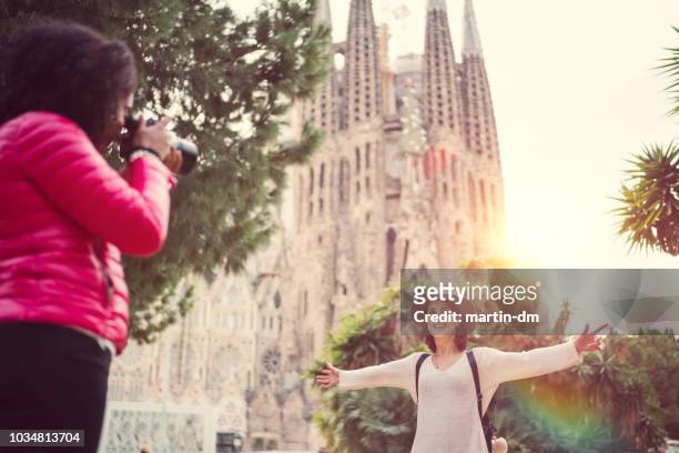 amigos felices en sagrada familia, barcelona tomar fotos - gaudi fotografías e imágenes de stock