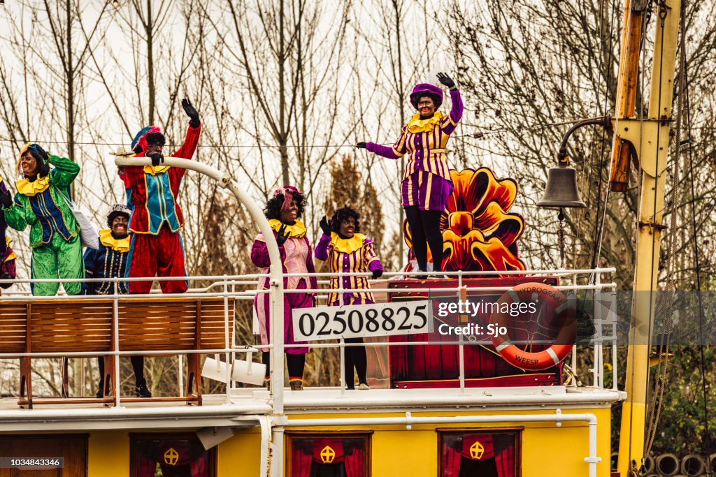 Aankomst in Nederland op de boot van de stoom Pakjesboot 12 voor de traditionele festival op 5 December Sinterklaas