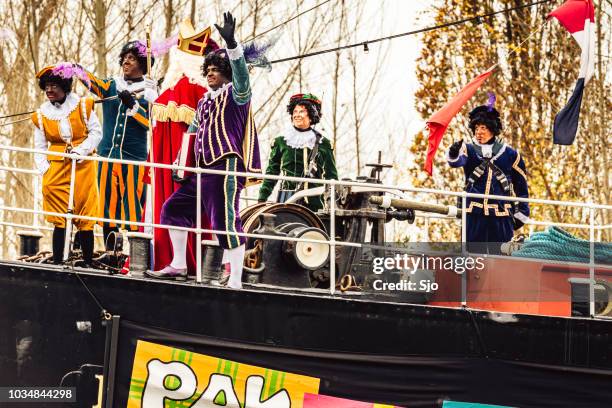 sinterklaas ankunft in den niederlanden auf den dampfer pakjesboot 12 für das traditionelle fest am 5. dezember - zwarte piet stock-fotos und bilder