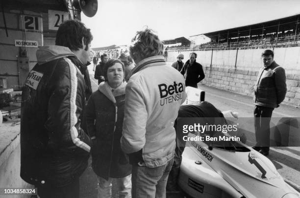 Lella Lombardi conferring with Max Mosley and Giancarlo Zenon prior to race at Brands Hatch March 27, 1975.