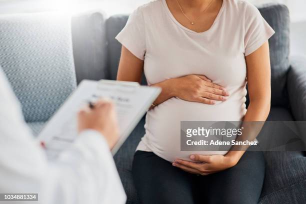 i för en rutinmässig hälsokontroll med hennes doc - pregnant bildbanksfoton och bilder