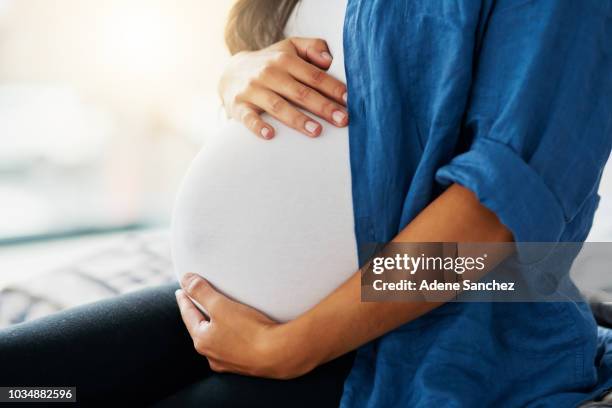 uitvoering van de gave van nieuw leven - menselijke buik stockfoto's en -beelden