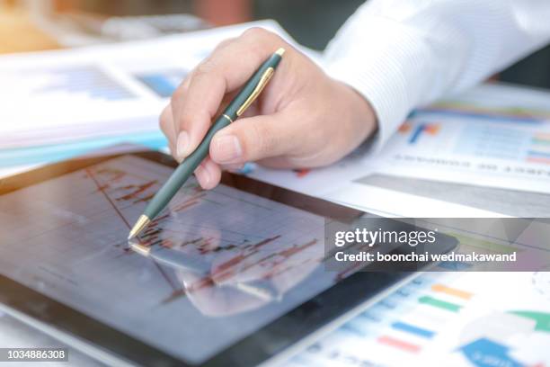 businessman show analyzing report, business performance concept - trading desk photos et images de collection