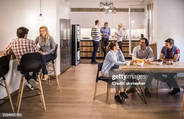 groep collega's communiceren op een onderbreking in de cafetaria. - kantine stockfoto's en -beelden