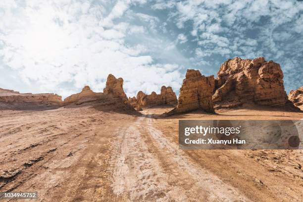tyre tracks through the desert - estrada de montanha imagens e fotografias de stock