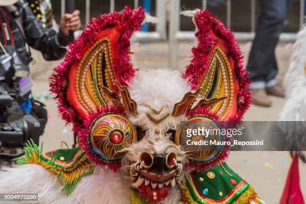 ballerina con maschera diablada al carnevale di oruro in bolivia. - oruro foto e immagini stock