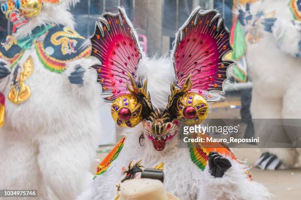 danser met diablada masker bij carnaval van oruro in bolivia. - oruro stockfoto's en -beelden
