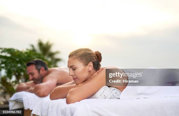 wir brauchten diese - husband and wife massage stock-fotos und bilder