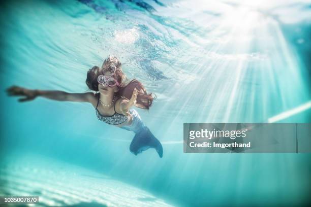 kleine meerjungfrau schwimmen unter wasser. - mermaid tail stock-fotos und bilder