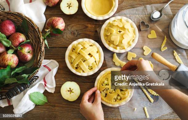 making a classic american apple pies. - canadian thanksgiving stock-fotos und bilder