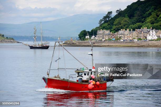 fishing boat and sailboat at oban, argyll and bute, scotland - fischerboot stock-fotos und bilder