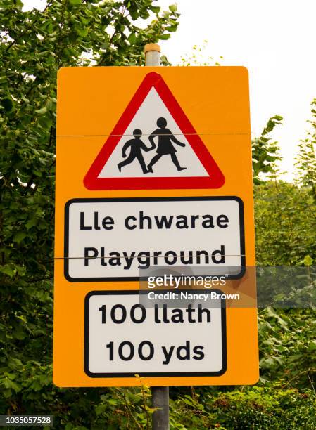 traditional road sign in n. wales. - welshe cultuur stockfoto's en -beelden