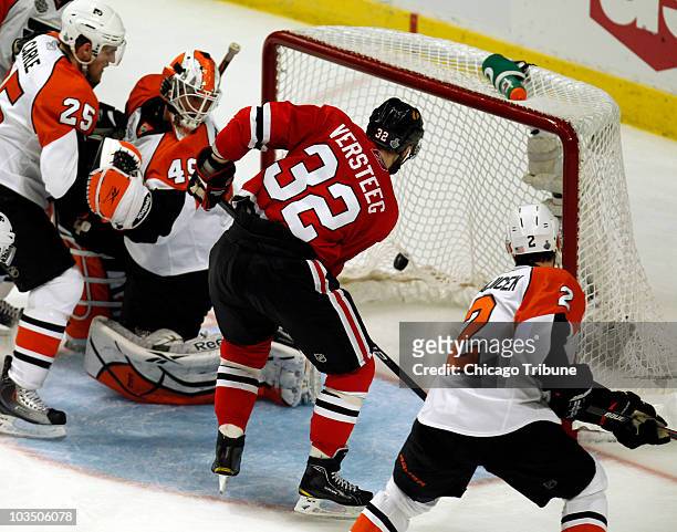 Chicago Blackhawks' Kris Versteeg scores against the Philadelphia Flyers during the second period of Game 1 of the Stanley Cup finals against the...