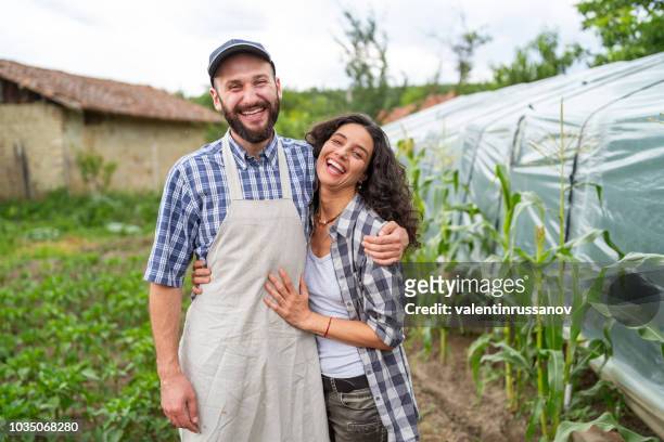 agriculteurs couple embrassant à effet de serre - couple farm photos et images de collection