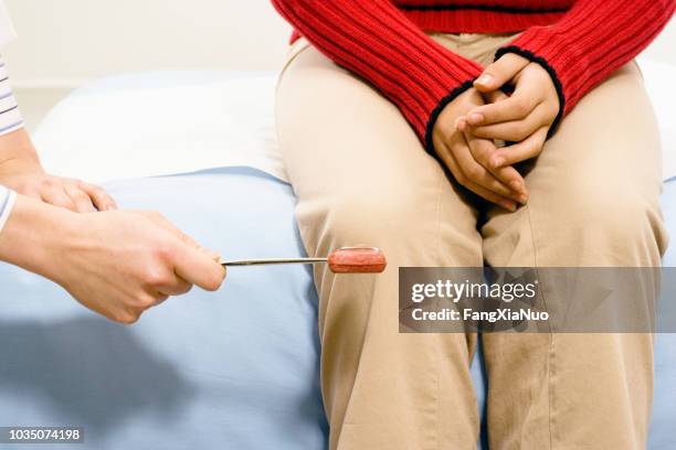 doctor checking patient's reflexes - reflex hammer stock pictures, royalty-free photos & images