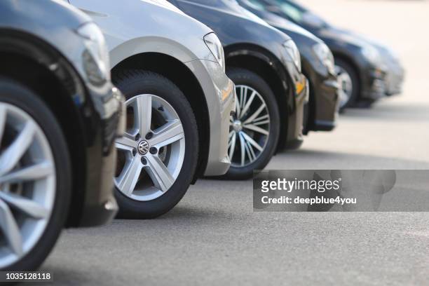 una fila de automóviles vw usados estacionado en un concesionario público en hamburgo, alemania. - used car fotografías e imágenes de stock