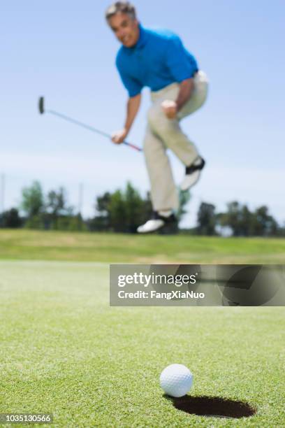 hombre frustrado en el campo de golf - hole in one fotografías e imágenes de stock