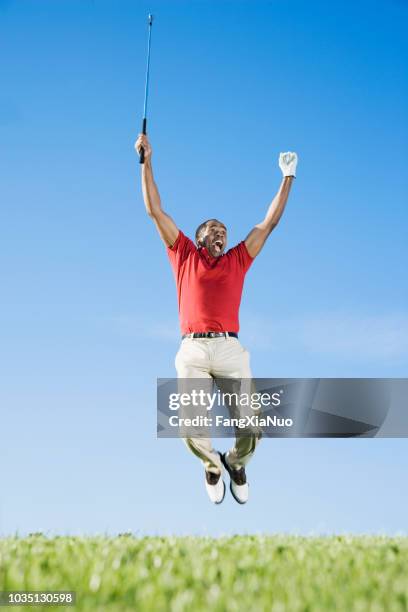 hombre africano que anima en el campo de golf - hole in one fotografías e imágenes de stock